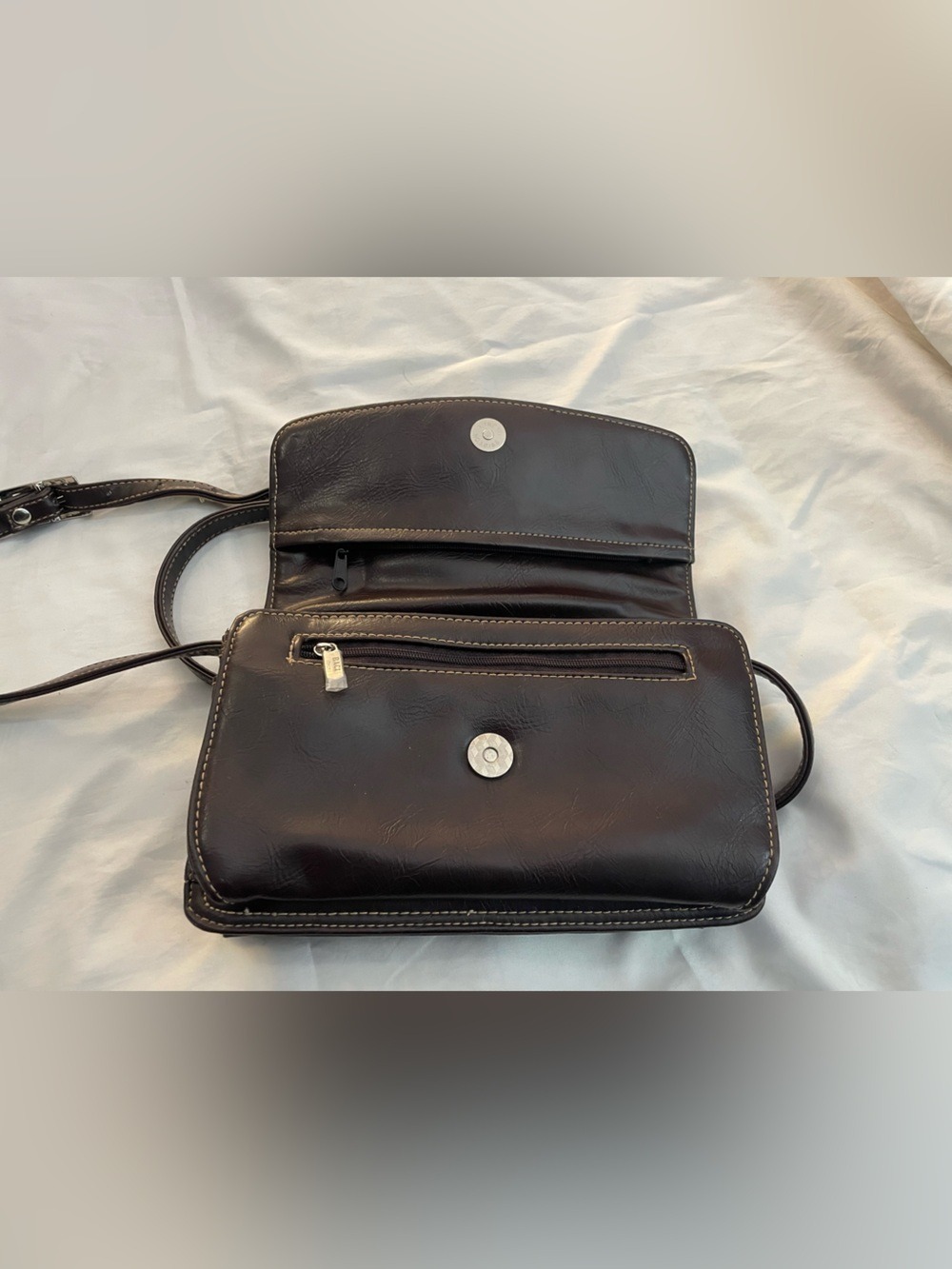 Classic Brown Leather Crossbody Bag - Timeless Everyday Style - Picture 4 of 7